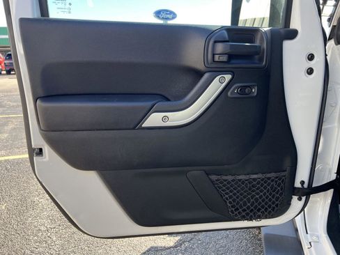 Used 2018 Jeep Wrangler Unlimited Sahara w/ Max Tow Package image 14