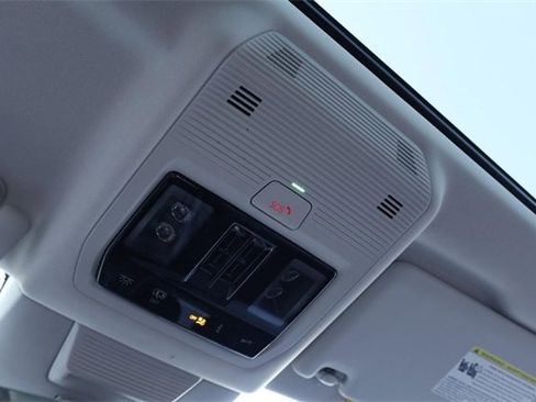 New 2025 Volkswagen Tiguan SE image 18