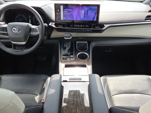 Certified 2025 Toyota Sienna Platinum AWD/4WD image 16