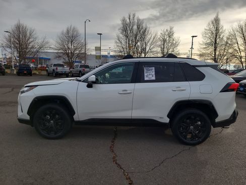 Used 2022 Toyota RAV4 SE image 11