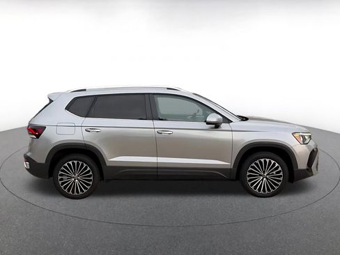 Used 2025 Volkswagen Taos SE FWD image 16