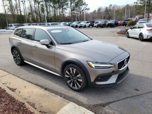 Used 2021 Volvo V60 T5 Cross Country w/ Lounge Package image 7