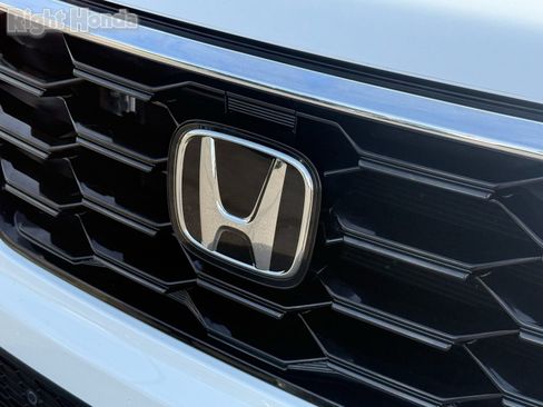 Used 2025 Honda Pilot Touring image 32