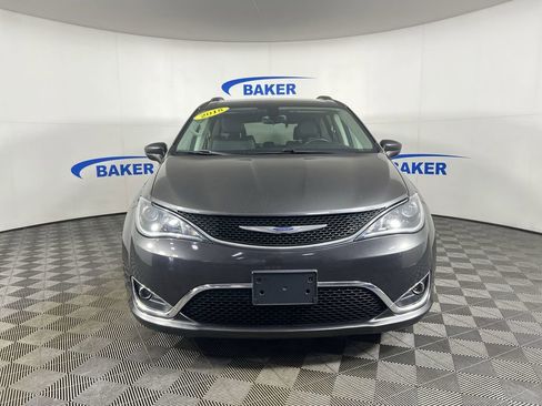 Used 2018 Chrysler Pacifica Touring-L w/ Premium Audio Group FWD image 3
