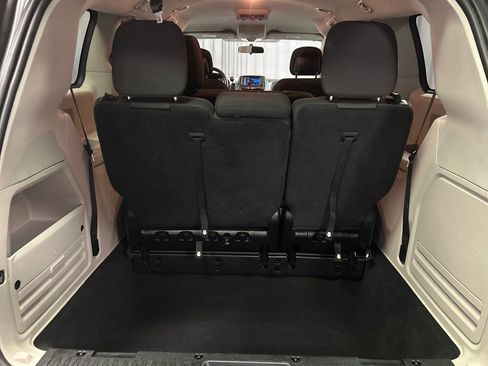 Used 2018 Dodge Grand Caravan SE image 22