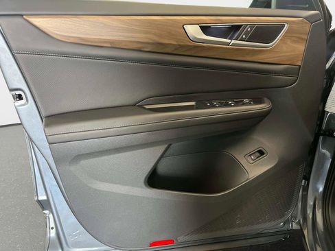 Certified 2025 Volkswagen Atlas SE image 18