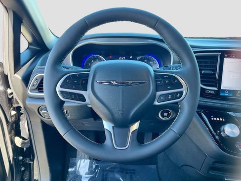 Used 2025 Chrysler Pacifica Select AWD/4WD image 9