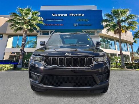 Used 2025 Jeep Grand Cherokee Laredo X w/ Trailer Tow Package RWD image 3
