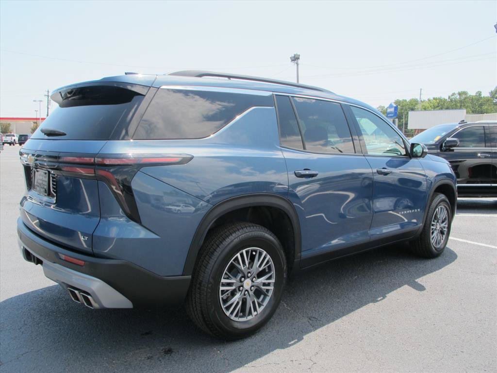 Used 2024 Chevrolet Traverse LT w/ Trailering Package FWD image 3