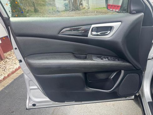Used 2020 Nissan Pathfinder SV image 9
