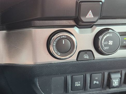 Used 2020 Toyota Tacoma SR5 AWD/4WD image 21