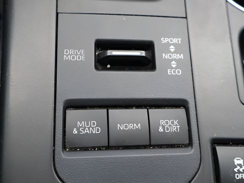 Used 2021 Toyota Highlander XLE AWD/4WD image 32