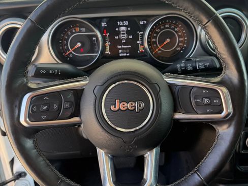 Used 2019 Jeep Wrangler Unlimited Sahara w/ LED Lighting Group AWD/4WD image 8