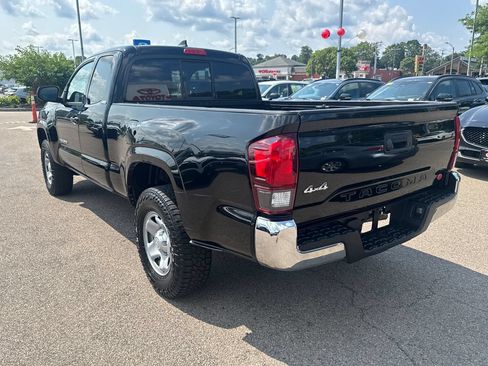 Used 2018 Toyota Tacoma SR5 AWD/4WD image 5