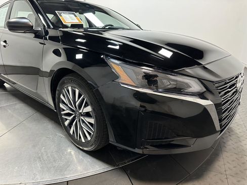 Used 2025 Nissan Altima 2.5 SV FWD image 3