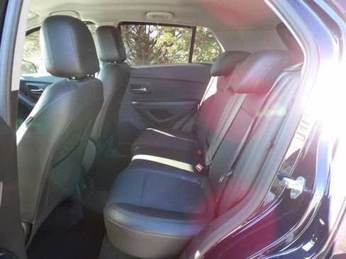 Used 2021 Chevrolet Trax LT w/ Driver Confidence Package FWD image 10