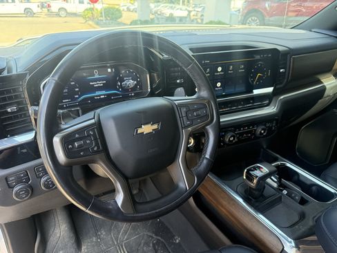 Used 2022 Chevrolet Silverado 1500 High Country w/ High Country Premium Package AWD/4WD image 3