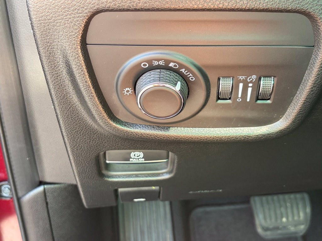 Used 2025 Jeep Grand Cherokee Laredo X w/ Luxury Tech Group I AWD/4WD image 18