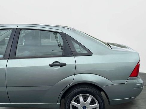 Used 2005 Ford Focus ZX4 Sedan FWD image 18