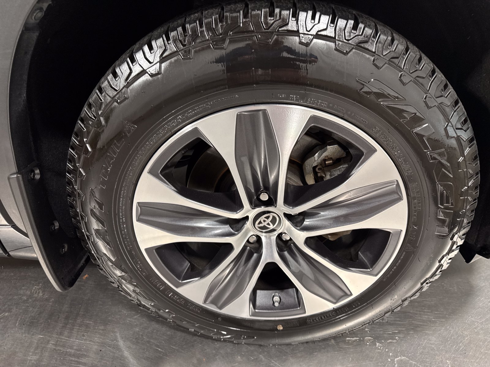 Used 2021 Toyota Highlander XLE AWD/4WD image 14