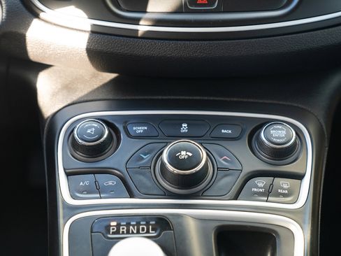 Used 2015 Chrysler 200 Limited w/ Convenience Group image 29