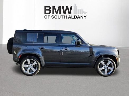 Used 2024 Land Rover Defender 110 SE image 3