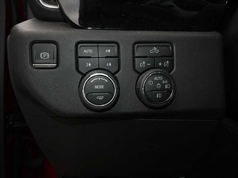 Used 2024 Chevrolet Silverado 1500 LT Trail Boss w/ LPO, Dark Essentials Package AWD/4WD image 15