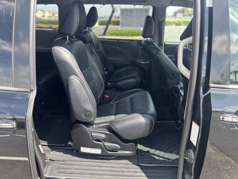 Used 2018 Toyota Sienna SE Premium w/ Carpet Mat Package image 25