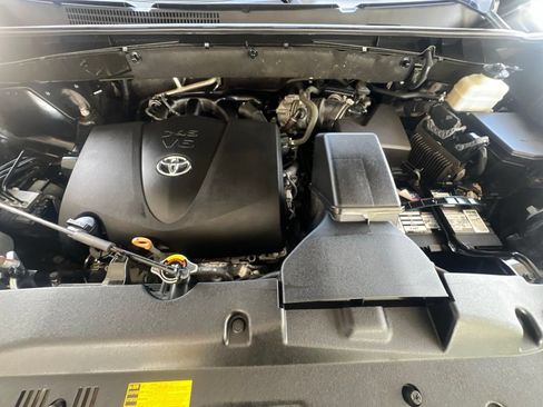Used 2019 Toyota Highlander XLE AWD/4WD image 28