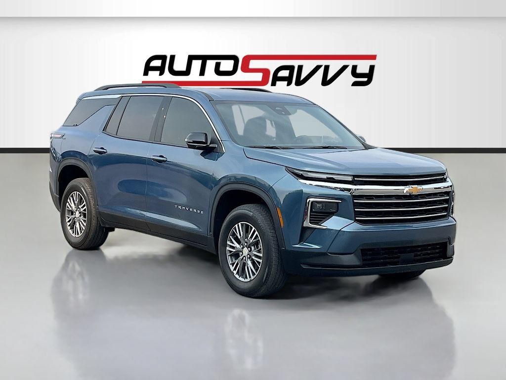 Used 2026 Chevrolet Traverse LT w/ Driver Confidence Package AWD/4WD image 1