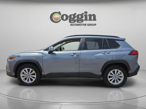 Used 2022 Toyota Corolla Cross LE FWD image 2