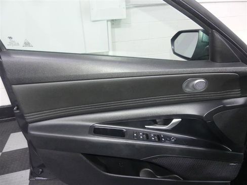 Used 2021 Hyundai Elantra SEL w/ Convenience + Premium Package FWD image 18