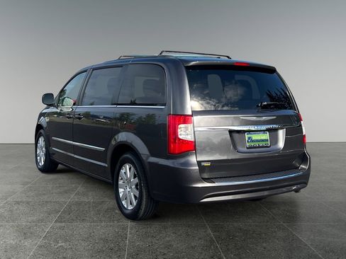 Used 2016 Chrysler Town & Country Touring FWD image 7