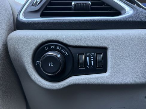 Used 2023 Chrysler Pacifica Limited image 26