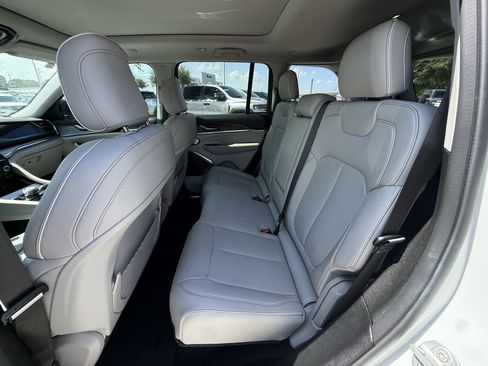 Used 2022 Jeep Grand Cherokee Overland AWD/4WD image 30