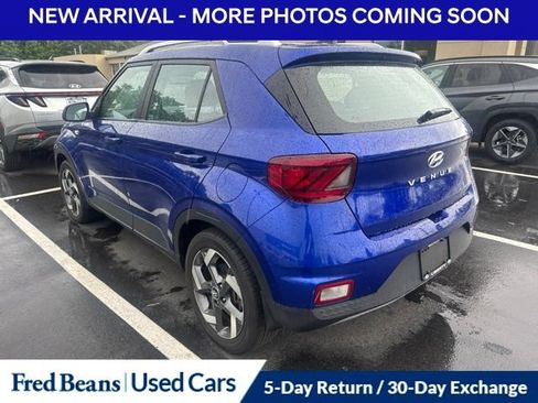 Used 2023 Hyundai Venue Limited w/ Cargo Package FWD image 4