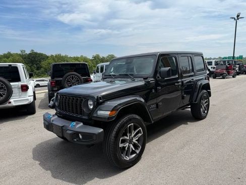 Used 2024 Jeep Wrangler Unlimited w/ Convenience Group AWD/4WD image 7