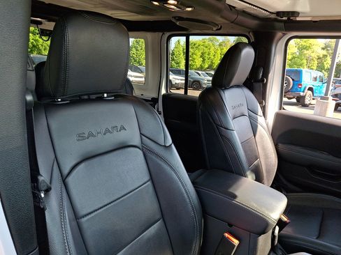 Used 2022 Jeep Wrangler Unlimited Sahara w/ Cold Weather Group AWD/4WD image 13