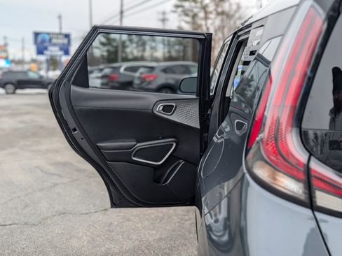 Used 2023 Kia Soul LX image 27