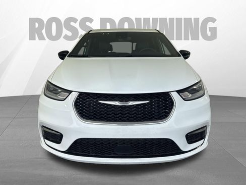 Used 2025 Chrysler Pacifica Select FWD image 2