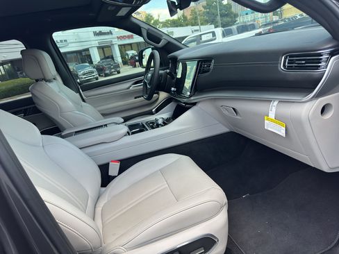 Used 2026 Jeep Grand Wagoneer 4WD w/ Premium Group I image 25