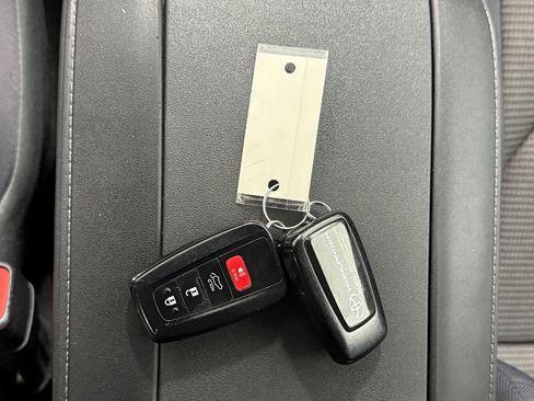 Used 2021 Toyota Highlander LE image 31