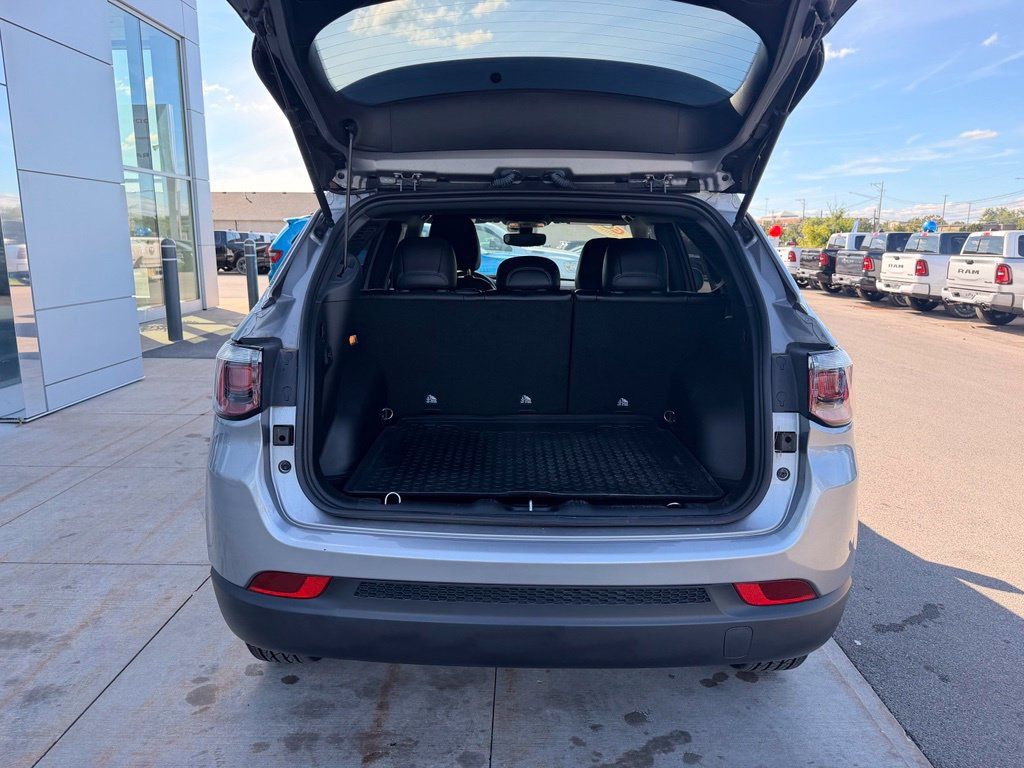Used 2023 Jeep Compass Latitude w/ Convenience Group AWD/4WD image 12