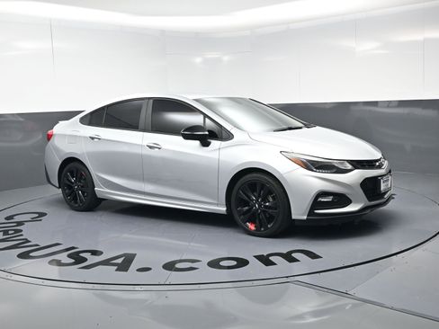 Used 2018 Chevrolet Cruze LT w/ Redline Edition image 2