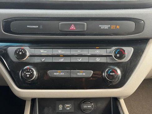 Used 2021 Kia Sedona LX image 18