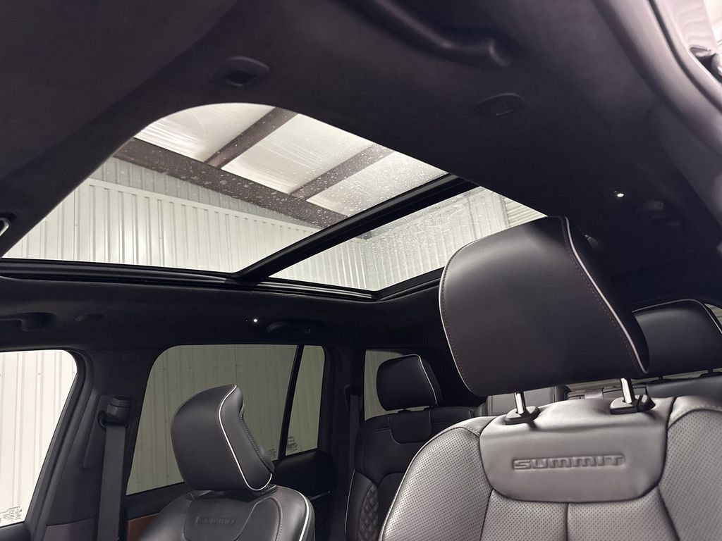 Used 2025 Jeep Grand Cherokee Summit AWD/4WD image 19