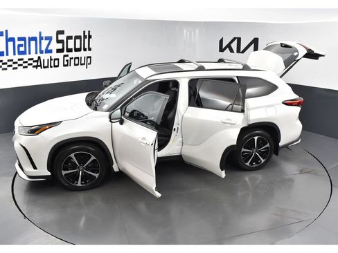Used 2021 Toyota Highlander XSE AWD/4WD image 30