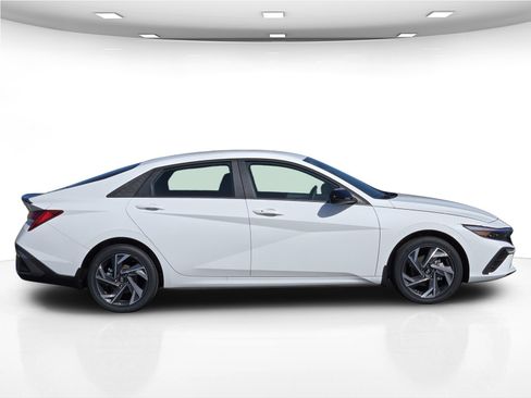 New 2025 Hyundai Elantra SEL image 9