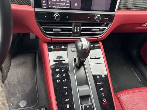 Used 2022 Porsche Macan S AWD/4WD image 4
