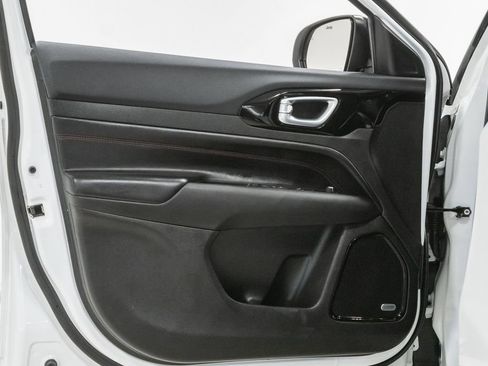 Certified 2025 Jeep Compass Trailhawk w/ Sun & Sound Group AWD/4WD image 8